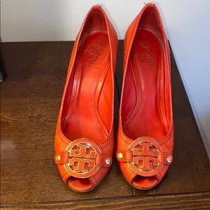 Red platform Tory Burch peep-toed shoes